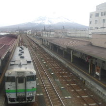 JR森駅の跨線橋上から眺める、汽車越しの駒ケ岳遠景