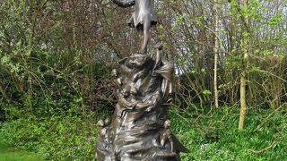 ケンジントン・ガーデンズにある可愛らしいピーターパン像