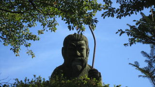 顔の大きな石像