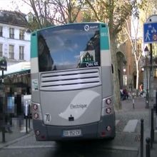 狭い道をぐいぐい走る