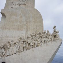 モニュメントの西側にも彫像があります