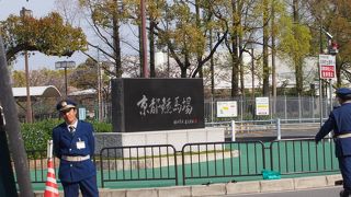 駅前はガードマンがいっぱい。