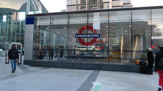 駅周辺はまだ工事現場の様相！でも構内は綺麗に整備されていました！