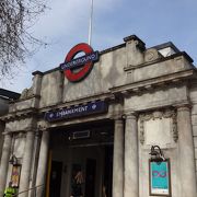 鉄道のチャリングクロス駅の南側にある地下鉄駅です