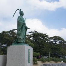 遊歩道の広場には銅像もあります