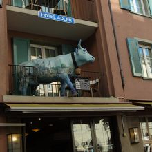 レストランの上のバルコニーにある牛の人形
