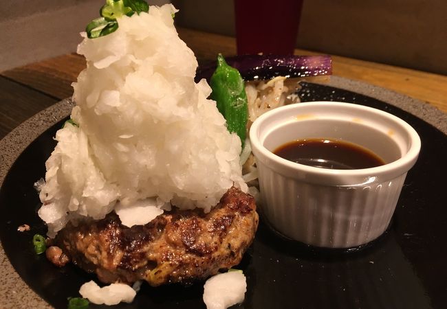 夜の大岡山で並んで食べるハンバーグ