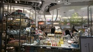 カフェが併設、広々とした店内