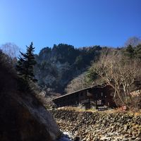 宿全景、山に続く一本道の終点