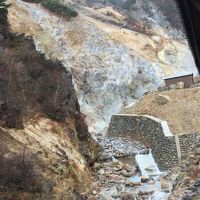 白濁のお湯を抱く山の頂きを眺める露天風呂