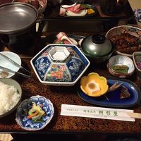 夕食、米沢牛にお造り山菜