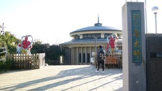 近代的な造りの寺院でした