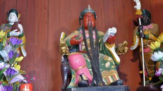 赤いレンガ造りのお堂に関帝が祀られています