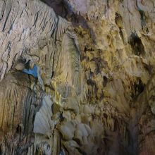 立派な鍾乳石もあります