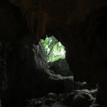 天井に開いた穴から洞窟が発見されたそうです