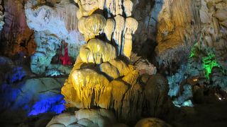 カラフルにライトアップされた鍾乳洞