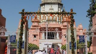 バナーラス・ヒンドゥー大学構内にあるヒンズー教寺院。一般の観光客でも気軽に参観できます。