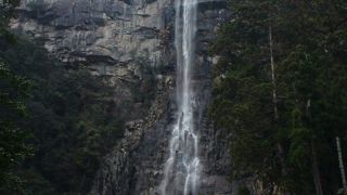 神聖な雰囲気が漂う名滝