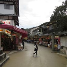 朝の商店街、まだ空いていました