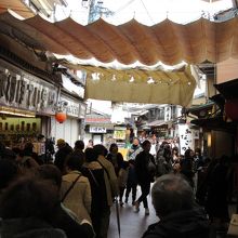 昼過ぎの商店街、大盛況です