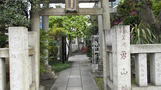 角地の比較的開放感を感じる神社