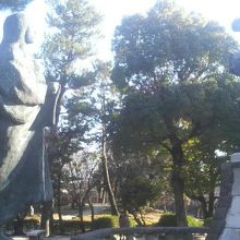 木々の中に織田信長、それを見守る濃姫の像が。