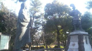 出陣前の織田信長、それを見守る濃姫の像があります