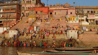 紅白の縞々に塗り分けられたガート。てっぺんにシヴァ神を祀ったケダルナート寺院があります。