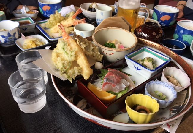 高知駅からは車で１５～２０分ぐらい。料理は安くて豪華です。