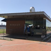 シーサイドカフェBEACON、外観。