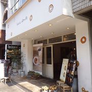 広島市中区の並木通りに面するドーナッツ専門店