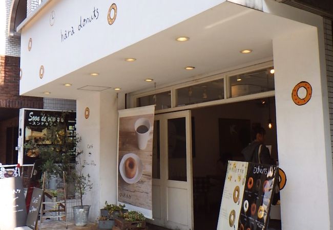 広島市中区の並木通りに面するドーナッツ専門店