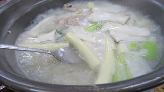 私が知ってるタッカンマリというよりは九州の水炊きに近い @東大門