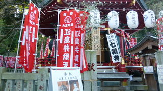 朱色の綺麗な八角堂です