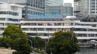 海に面したショッピングモール