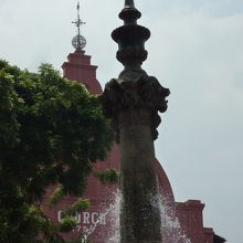 教会をバックにした噴水