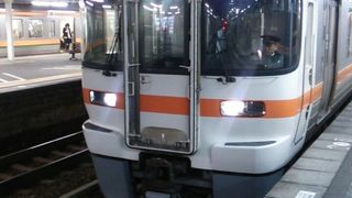 全席ロングシートの３１３系が使用される列車もあります