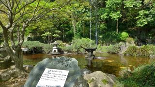 諏訪神社に隣接、日本で一番古い噴水があります