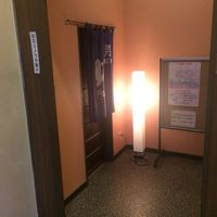 地下のお風呂入り口　広くは無いがゆったり出来る