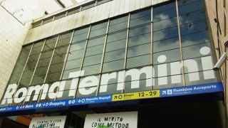 ショッピングもカフェも充実している駅