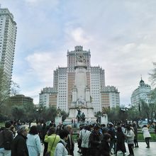 ドン・キホーテは彼方に、手前は東洋系観光客