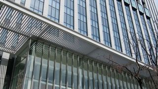 きれいな区役所ビルの食堂