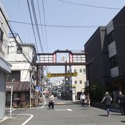 この通りは文京と台東の区境の道路で藍染川の流路です