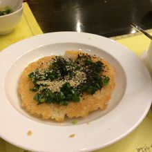 おこげご飯にはネギとゴマとタレをかけてくれます。