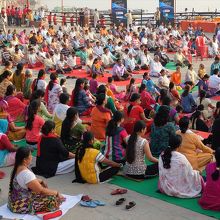 …すぐそばの広場では、大規模なヨガ・レッスンが見られました。