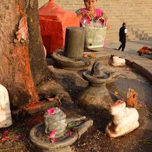 ガートそばの小さな廟にお参りに来ていたおばさん。