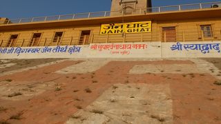 このガートのてっぺんにあるジャイナ教寺院は見学可