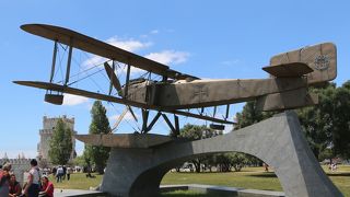 初の南大西洋横断飛行に成功したサンタ・クルス号の記念碑