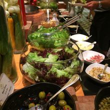 サラダもたくさん。