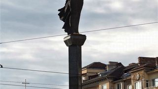 道路の真ん中に立つ